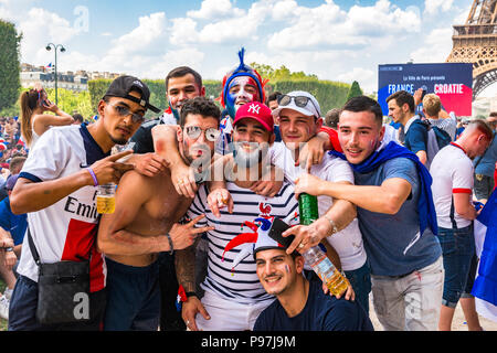 Paris, France. 15 juillet, 2018. Les grandes foules tour à Paris pour regarder la France gagner la Coupe du monde. Paris, France. Credit : Samantha Ohlsen/Alamy Live News. Banque D'Images