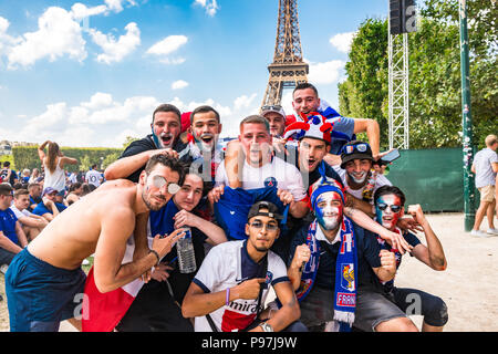 Paris, France. 15 juillet, 2018. Les grandes foules tour à Paris pour regarder la France gagner la Coupe du monde. Paris, France. Credit : Samantha Ohlsen/Alamy Live News. Banque D'Images