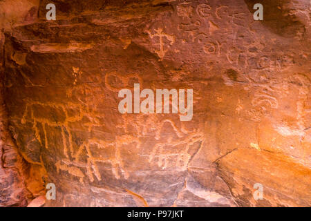 Close up de Petroglyph rock carvings, Khaz'ali Canyon, la vallée de Wadi Rum, Jordanie, Moyen-Orient Banque D'Images