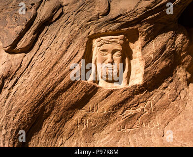 Le roi Abdallah rock carving, Lawrence d'Arabie, mémorial du désert secret camp Bédouin, Siqat Barrah, Wadi Rum, Jordanie, Moyen-Orient Banque D'Images
