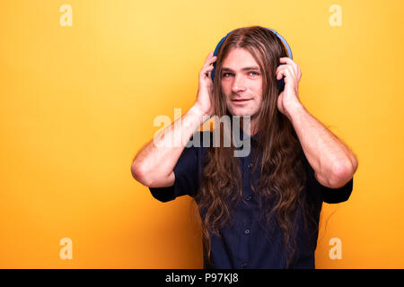 Rock Crazy guy listening to music on headphones Banque D'Images
