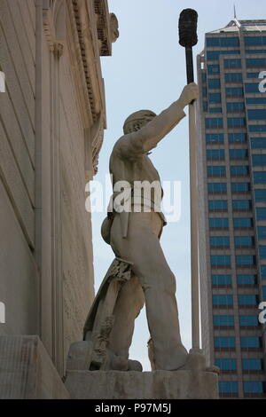 Monument aux soldats et marins en Monument Circle à Indianapolis, Indiana. Banque D'Images