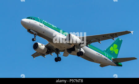 Berlin, Allemagne, 15.07.2018 : Aer Lingus Airbus A320 volant dans le ciel, l'aéroport de Tegel Banque D'Images