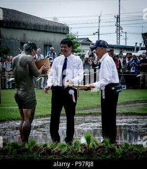 Au Japon, où le riz est considéré comme un don des dieux, la plantation est célébrée comme un événement sacré. N'Isobe Omita festival est organisé chaque année à proximité de sanctuaire d'Ise. Banque D'Images