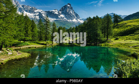 Le bleu du lac et le Cervin dans un paysage d'été ensoleillée panoramique avec éclairage vu de Breuil-Cervinia, vallée d'Aoste - Italie Banque D'Images