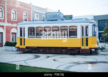 Lisbonne, juin 18, 2018 : un original et authentique café de la rue à l'ancienne jaune traditionnelle portugaise à côté du tram appelé fashion outlet Banque D'Images