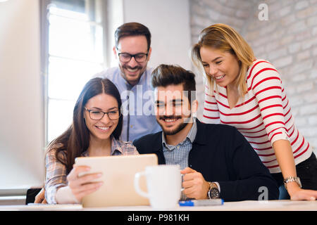 Photo de jeunes architectes discuter in office Banque D'Images