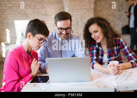 Photo de jeunes architectes discuter in office Banque D'Images