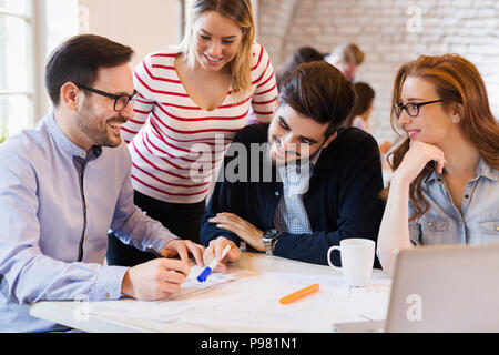 Photo de jeunes architectes discuter in office Banque D'Images