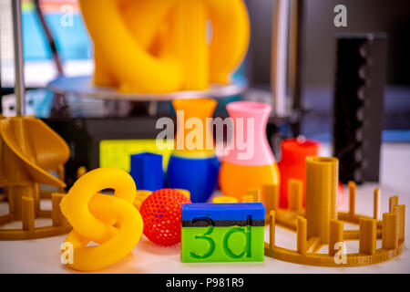 Pièces orange d'impression sur une imprimante 3D dans le processus d'impression Banque D'Images