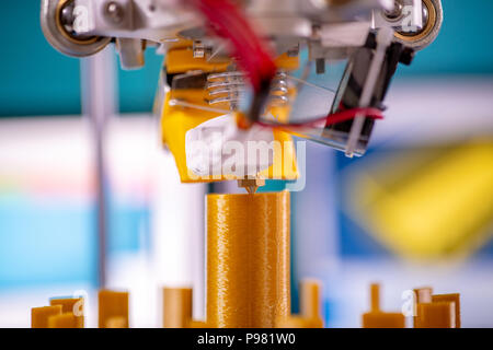 Pièces orange d'impression sur une imprimante 3D dans le processus d'impression Banque D'Images