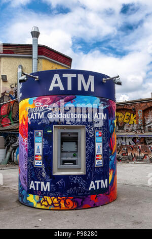 Berlin, Friedrichshain, MATIÈRES Gelände. Les couleurs en mode ATM machine Banque D'Images
