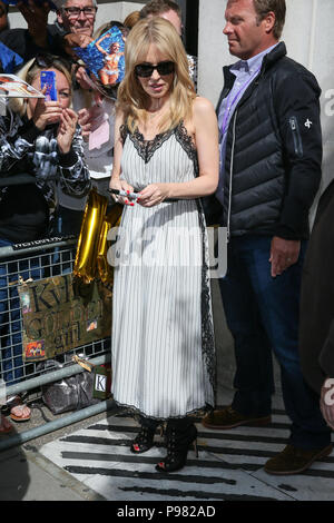 Kylie Minogue laissant deux studios de radio BBC après l'exécution en direct sur Chris Evans Breakfast Show - London comprend : Kylie Minogue Où : London, Royaume-Uni Quand : 15 juin 2018 Source : WENN.com Banque D'Images