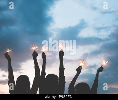 Silhouette happy group of asia girl friends profiter et jouer sparkler at rooftop party au coucher du soleil,fêtes,festif,vie teeage fr Banque D'Images