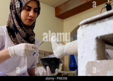 Mossoul, Irak. 15 juillet, 2018. Un travailleur fait membres artificiels dans un centre de réadaptation physique établi par le Comité international de la Croix-Rouge (CICR) à Erbil, Irak, le 11 juillet 2018. Par manque de lits d'hôpitaux et les salles d'urgence, d'un manque de la santé maternelle, de pédiatrie et de soins post-traumatique, des milliers d'habitants de Mossoul ont regagné leur patrie déchirée par la guerre. Credit : Khalil Dawood/Xinhua/Alamy Live News Banque D'Images