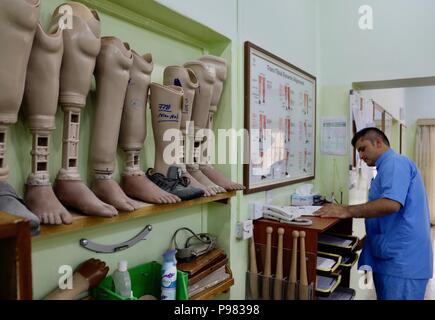 Mossoul, Irak. 15 juillet, 2018. Photo prise le 11 juillet 2018 montre des membres artificiels dans un centre de réadaptation physique établi par le Comité international de la Croix-Rouge (CICR) à Erbil, Irak. Par manque de lits d'hôpitaux et les salles d'urgence, d'un manque de la santé maternelle, de pédiatrie et de soins post-traumatique, des milliers d'habitants de Mossoul ont regagné leur patrie déchirée par la guerre. Credit : Khalil Dawood/Xinhua/Alamy Live News Banque D'Images