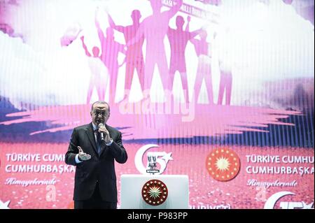 Istanbul, Turquie. 15 juillet, 2018. Le Président turc, Recep Tayyip Erdogan, prononce un discours lors d'un rassemblement sur le "Pont des Martyrs 15 Juillet' à Istanbul, Turquie, le 15 juillet 2018. Des dizaines de milliers de personnes dans la nuit de dimanche a marqué le deuxième anniversaire de l'échec d'un coup battu en 2016 avec une grande manifestation à Istanbul. Credit : DHA/Depo Photos/Xinhua/Alamy Live News Banque D'Images