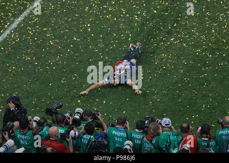 Moscou, Russie. 15 juillet 2018. Adil Rami dives sur l'herbe, devant les photographes lors de la célébration de la Coupe du Monde 2018 Champion&# 3titre afteafter match entre la France et la Croatie valide pour le tor 2018 Finale de la Coupe du monde tenue à du stade Luzhniki de Moscou, en Russie. (Photo : Ricardo Moreira/Fotoarena) Crédit : Foto Arena LTDA/Alamy Live News Banque D'Images