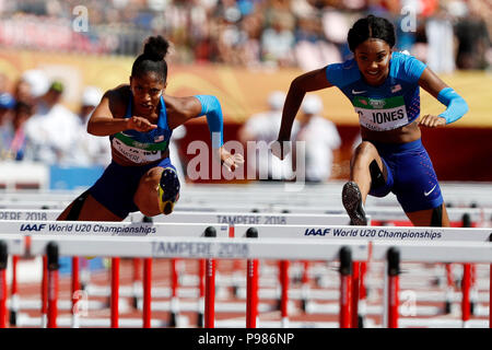 Tampere. 15 juillet, 2018. Tia Jones(L) et Cortney Jones des États-Unis au cours de la concurrence 100 m haies finale aux Championnats du Monde U20 Championships à Tampere en Finlande le 15 juillet 2018. Tia Jones a remporté la médaille d'or avec 13,01 secondes, et Cortney Jones a obtenu la troisième place avec 13,19 secondes. Credit : Matti Matikainen/Xinhua/Alamy Live News Banque D'Images