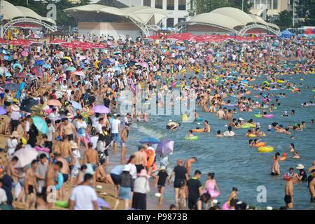 Qingdao, Qingdao, Chine. 16 juillet, 2018. Qingdao, Chine-nombreux les touristes affluent à la plage pour la fraîcheur en été à Qingdao, Chine de l'est la province de Shandong. Crédit : SIPA Asie/ZUMA/Alamy Fil Live News Banque D'Images