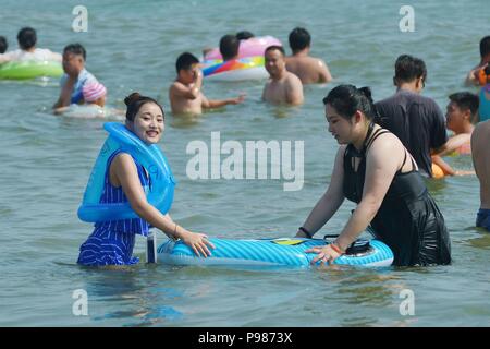 Qingdao, Qingdao, Chine. 16 juillet, 2018. Qingdao, Chine-nombreux les touristes affluent à la plage pour la fraîcheur en été à Qingdao, Chine de l'est la province de Shandong. Crédit : SIPA Asie/ZUMA/Alamy Fil Live News Banque D'Images