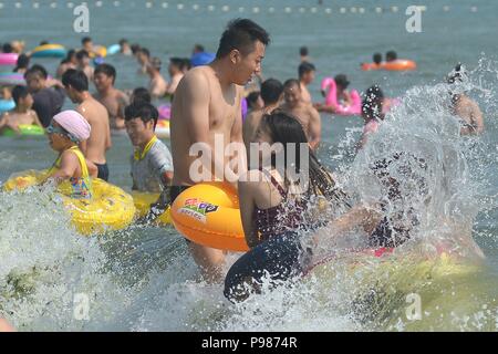 Qingdao, Qingdao, Chine. 16 juillet, 2018. Qingdao, Chine-nombreux les touristes affluent à la plage pour la fraîcheur en été à Qingdao, Chine de l'est la province de Shandong. Crédit : SIPA Asie/ZUMA/Alamy Fil Live News Banque D'Images