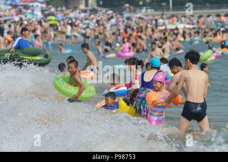 Qingdao, Qingdao, Chine. 16 juillet, 2018. Qingdao, Chine-nombreux les touristes affluent à la plage pour la fraîcheur en été à Qingdao, Chine de l'est la province de Shandong. Crédit : SIPA Asie/ZUMA/Alamy Fil Live News Banque D'Images