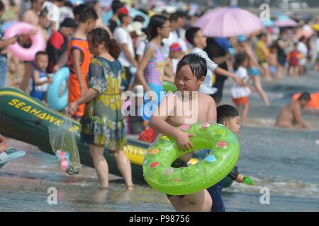 Qingdao, Qingdao, Chine. 16 juillet, 2018. Qingdao, Chine-nombreux les touristes affluent à la plage pour la fraîcheur en été à Qingdao, Chine de l'est la province de Shandong. Crédit : SIPA Asie/ZUMA/Alamy Fil Live News Banque D'Images