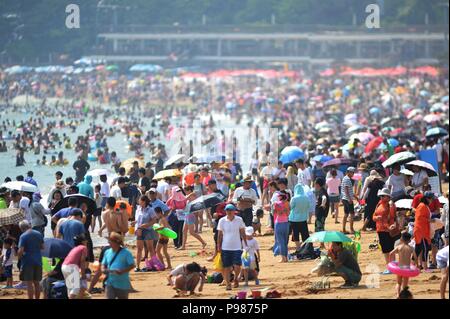 Qingdao, Qingdao, Chine. 16 juillet, 2018. Qingdao, Chine-nombreux les touristes affluent à la plage pour la fraîcheur en été à Qingdao, Chine de l'est la province de Shandong. Crédit : SIPA Asie/ZUMA/Alamy Fil Live News Banque D'Images