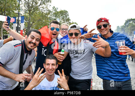 Paris, France. 15 juillet, 2018. Fans de célébrer sur l'Avenue des Champs-Élysées pour le championnat de l'équipe française à Paris, France le 15 juillet 2018. L'équipe française de football a battu l'équipe de Croatie par 4-2 et réclamé le titre en finale de la Coupe du monde 2018 FIFA Fédération. Crédit : Chen Yichen/Xinhua/Alamy Live News Banque D'Images