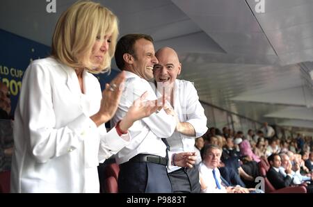 Le président français, Emmanuel Macron, centre, et sa femme Brigitte Macron célébrer avec le président de la FIFA, Gianni Infantino, droite, pendant la finale de la Coupe du Monde FIFA 2018 au stade Luzhniki, 15 juillet 2018 à Moscou, Russie. La France a battu la Croatie 4-2. Banque D'Images