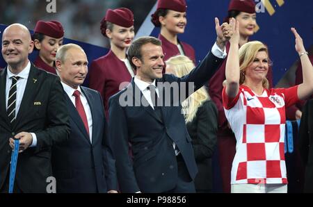 Le président français, Emmanuel Macron, centre, célèbre lors de la cérémonie de remise des prix à la suite de la France victoire de la finale de la Coupe du Monde FIFA 2018 au stade Luzhniki, 15 juillet 2018 à Moscou, Russie. Stand avec Macron de gauche à droite : le président de la FIFA, Gianni Infantino, le président russe Vladimir Poutine, le président français Emmanuel Macron et président croate Kolinda Grabar-Kitarovic. Banque D'Images