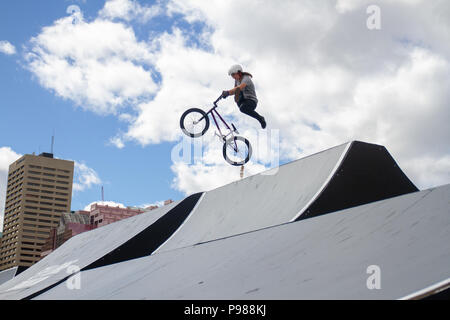 L'UCI BMX Freestyle dans la concurrence de l'Allemagne comme Lara Lessmann participe à la finale de BMX le week-end la concurrence pendant la FISE World Series Edmonton 2018. Banque D'Images