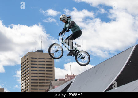 Edmonton, Alberta, Canada. Le 13 juillet, 2018. L'UCI BMX Freestyle en concurrence comme Buitrego Nina USA participe à la finale de BMX le week-end la concurrence pendant la FISE World Series Edmonton 2018. Credit : Ron Palmer/SOPA Images/ZUMA/Alamy Fil Live News Banque D'Images