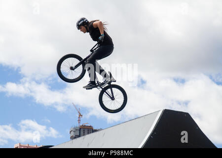 Edmonton, Alberta, Canada. Le 13 juillet, 2018. L'UCI BMX Freestyle en concurrence comme le Chili's Macarena Perez participe à la finale de BMX le week-end la concurrence pendant la FISE World Series Edmonton 2018. Credit : Ron Palmer/SOPA Images/ZUMA/Alamy Fil Live News Banque D'Images