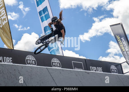 Edmonton, Alberta, Canada. Le 13 juillet, 2018. L'UCI BMX Freestyle en concurrence comme Macarena Perez participe à la finale de BMX le week-end la concurrence pendant la FISE World Series Edmonton 2018. Credit : Ron Palmer/SOPA Images/ZUMA/Alamy Fil Live News Banque D'Images