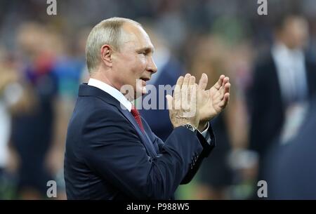 Moscou, Russie. 15 juillet, 2018. firo : 15.07.2018, Moscou, Fuvuball, Soccer, l'équipe nationale, la Coupe du Monde 2018 en Russie, Ruvuland, Coupe du Monde 2018 en Russie, Ruvuland, Coupe du Monde 2018 La Russie, Russie, Final, Finale, France - Croatie, 4 : 2, le Président Wladimir Poutine, applause | Conditions de crédit dans le monde entier : dpa/Alamy Live News Banque D'Images