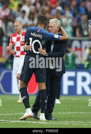 Moscou, Russie. 15 juillet, 2018. firo : 15.07.2018, Moscou, Fuvuball, football, Coupe du monde, l'équipe nationale en 2018 en Russie, Ruvuland, Coupe du Monde 2018 en Russie, Ruvuland, Coupe du Monde 2018 La Russie, Russie, final, finale, France - Croatie, 4 : 2, jubilation France, Schluvujubel Didier Deschamps avec MBAPPE | Conditions de crédit dans le monde entier : dpa/Alamy Live News Banque D'Images