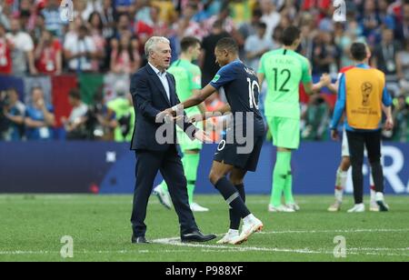 Moscou, Russie. 15 juillet, 2018. firo : 15.07.2018, Moscou, Fuvuball, football, Coupe du monde, l'équipe nationale en 2018 en Russie, Ruvuland, Coupe du Monde 2018 en Russie, Ruvuland, Coupe du Monde 2018 La Russie, Russie, final, finale, France - Croatie, 4 : 2, jubilation France, Schluvujubel Didier Deschamps avec MBAPPE | Conditions de crédit dans le monde entier : dpa/Alamy Live News Banque D'Images