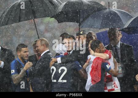 Moscou, Russie. 15 juillet, 2018. firo : 15.07.2018, Moscou, Fuvuball, Soccer, l'équipe nationale, la Coupe du Monde 2018 en Russie, Ruvuland, Coupe du Monde 2018 en Russie, Ruvuland, Coupe du Monde 2018 La Russie, Russie, Final, Finale, France - Croatie, 4 : 2, cérémonie de présentation, Prv Le Président Vladimir Poutine, Ruvuland sous la pluie, droite Président MACRON, embrasser avec Benjamin Mendy | utilisée dans le monde entier : dpa Crédit/Alamy Live News Banque D'Images