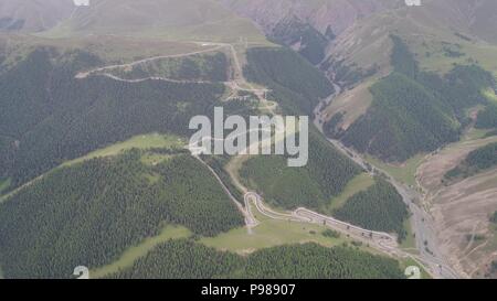 Hami, Hami, la Chine. 16 juillet, 2018. Hami, CHINE-route de montagne sinueuse de montagne Tianshan à Hami, dans le nord-ouest de la Chine, la Région autonome du Xinjiang Uygur. Crédit : SIPA Asie/ZUMA/Alamy Fil Live News Banque D'Images