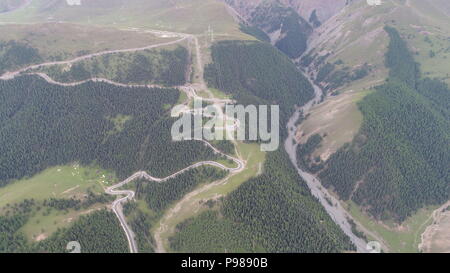 Hami, Hami, la Chine. 16 juillet, 2018. Hami, CHINE-route de montagne sinueuse de montagne Tianshan à Hami, dans le nord-ouest de la Chine, la Région autonome du Xinjiang Uygur. Crédit : SIPA Asie/ZUMA/Alamy Fil Live News Banque D'Images