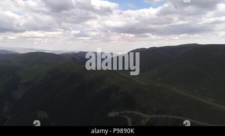 Hami, Hami, la Chine. 16 juillet, 2018. Hami, CHINE-route de montagne sinueuse de montagne Tianshan à Hami, dans le nord-ouest de la Chine, la Région autonome du Xinjiang Uygur. Crédit : SIPA Asie/ZUMA/Alamy Fil Live News Banque D'Images