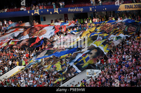 Fans de Suède avec un grand drapeau dans le bloc ventilateur. GES / football / Championnat du Monde 2018, la Russie : finale France - Croatie, 15.07.2018 GES / SOCCER / FOOTBALL, Worldcup 2018 Russie, Final : La France contre l'Allemagne, Moscou, le 15 juillet 2018 | Le monde d'utilisation Banque D'Images