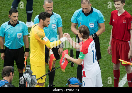 Moscou, Russie. 16 juillet, 2018. Le gardien Hugo Lloris (gauche, FRA) et Luka Modric (CRO) échanger les fanions, la moitié de la figure, la moitié de la figure, le geste, le geste, la France (FRA) - Croatie (CRO) 4 : 2, final, match 64, à 15.07.2018 à Moscou ; Coupe du Monde de Football 2018 en Russie à partir de la 14.06. - 15.07.2018. Utilisation dans le monde entier | Credit : dpa/Alamy Live News Banque D'Images