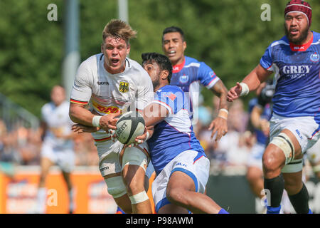 Heidelberg, Allemagne. 14 juillet, 2018. Qualification pour la Coupe du Monde de Rugby 2019, l'Allemagne contre les Samoa. L'Allemagne Sebastian Ferreira (6) est abordé par les Samoa's Ah Voir Tuala (15). Credit : Jürgen Keßler/dpa/Alamy Live News Banque D'Images