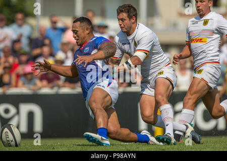 Heidelberg, Allemagne. 14 juillet, 2018. Qualification pour la Coupe du Monde de Rugby 2019, l'Allemagne contre les Samoa. Sinoti Sinoti du Samoa (L, 11) s'attaque à l'Allemagne Parkinson Raynor (12). Credit : Jürgen Keßler/dpa/Alamy Live News Banque D'Images