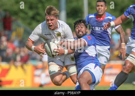 Heidelberg, Allemagne. 14 juillet, 2018. Qualification pour la Coupe du Monde de Rugby 2019, l'Allemagne contre les Samoa. L'Allemagne Sebastian Ferreira (6) est arrêté par les Samoa's Ah Voir Tuala (15). Credit : Jürgen Keßler/dpa/Alamy Live News Banque D'Images