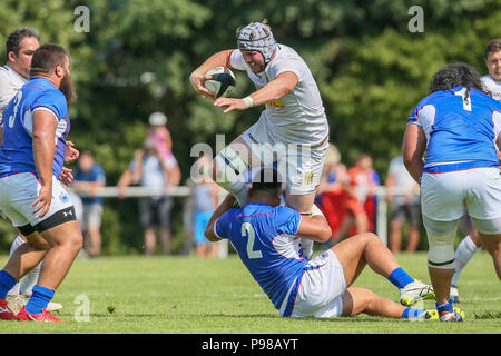 Heidelberg, Allemagne. 14 juillet, 2018. Qualification pour la Coupe du Monde de Rugby 2019, l'Allemagne contre les Samoa. Le Motu Samoa Matu'u (2) s'attaque à l'Allemagne Timo Vollenkemper (5). Credit : Jürgen Keßler/dpa/Alamy Live News Banque D'Images