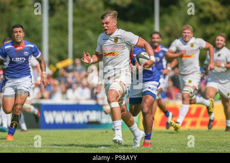 Heidelberg, Allemagne. 14 juillet, 2018. Qualification pour la Coupe du Monde de Rugby 2019, l'Allemagne contre les Samoa. L'Allemagne Sebastian Ferreira (6) est suivi par les Samoa's Ah Voir Tuala (15). Credit : Jürgen Keßler/dpa/Alamy Live News Banque D'Images